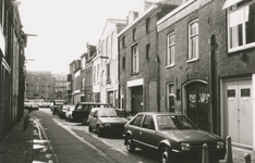 863392 Gezicht op de voorgevels van de panden Lange Koestraat 35-hoger in Wijk C te Utrecht. Op de achtergrond ...